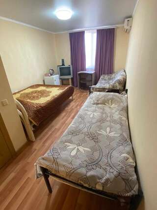 Гостевой дом Арена Краснодар Небольшой двухместный номер с 2 отдельными кроватями-1