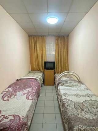 Гостевой дом Арена Краснодар Двухместный номер эконом-класса с 2 отдельными кроватями и общей ванной комнатой-3